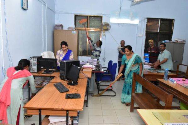 अनुपयोगी वस्तुओं को किया नष्ट