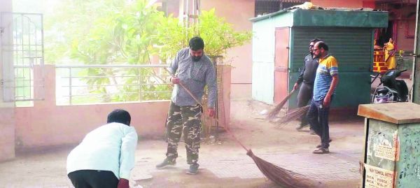 अधिकारी-कर्मचारियों ने की मंदिर परिसर की सफाई
