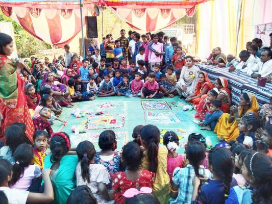 महिला-बच्चों को अभिव्यक्ति ऐप के बारे बताकर किया जागरूक