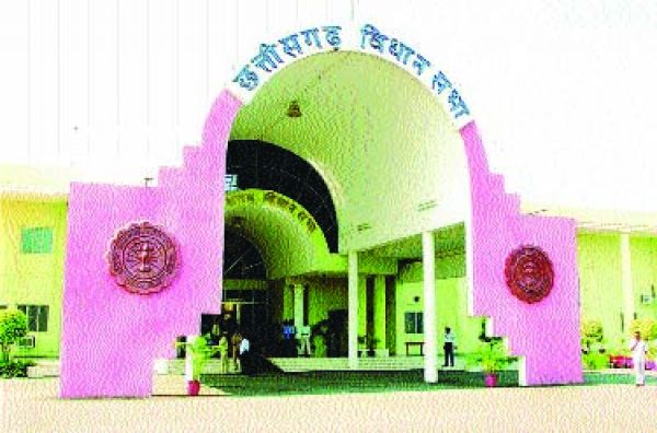 नक्सल इलाकों में बंद 275 स्कूल खोलने और शिक्षकों की नियुक्ति पर घिरे मंत्री