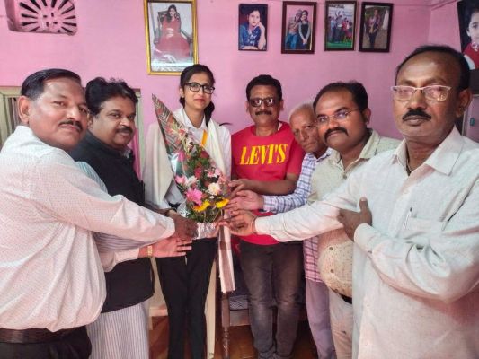 मिनी गोल्फ स्पर्धा में गोल्ड जीतने पर शिवानी का लक्ष्मी गुप्ता ने किया सम्मान