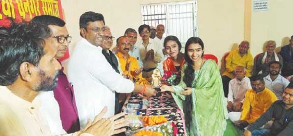 गड़रिया समाज ने महिला दिवस पर किया सम्मान