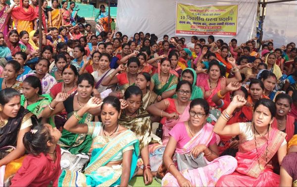 बिहान योजना से जुड़ी महिलाओं का धरना प्रदर्शन