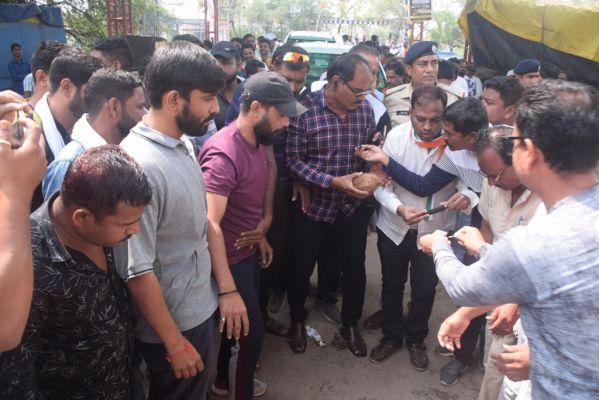 न्यौता न मिलने से खफा कांग्रेसियों ने रोका डीआरएम की गाड़ी