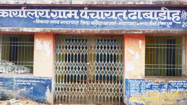 हड़ताल से बढ़ी परेशानी, पंचायतों में ताला लटका, ग्रामीण काम करवाने लगा रहे चक्कर