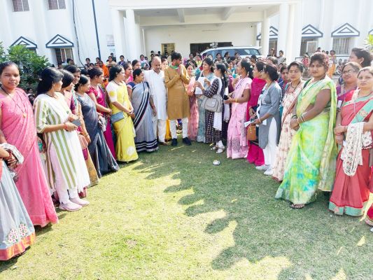 बिहान से जुड़ी महिलाओं ने मांगों को लेकर सौंपा ज्ञापन