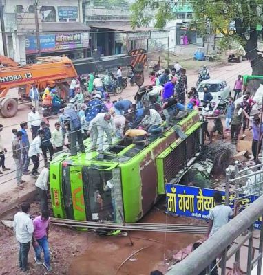 यात्री बस पलटने से 8 घायल