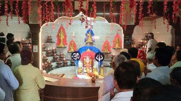 चैत्र नवरात्रि पर देवी मंदिरों में जले आस्था के दीप, सुबह से लगी रही भीड़