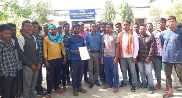 हाईस्कूल खेल मैदान में दबंग बना रहा मकान, ग्रामीणों में आक्रोश