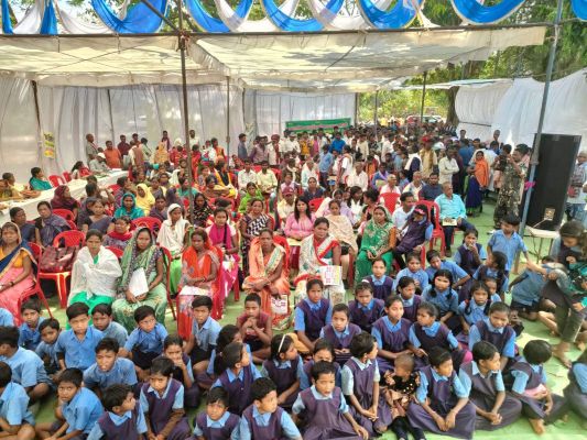 समाधान शिविर में स्कूली बच्चों को प्रमाण-पत्र