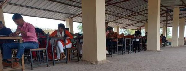 कॉलेज में जगह की कमी, परीक्षार्थियों को छत पर बैठाया