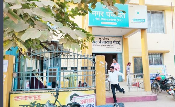   अनापत्ति प्रमाण पत्र को लेकर पंचायत में मामला गरमाया