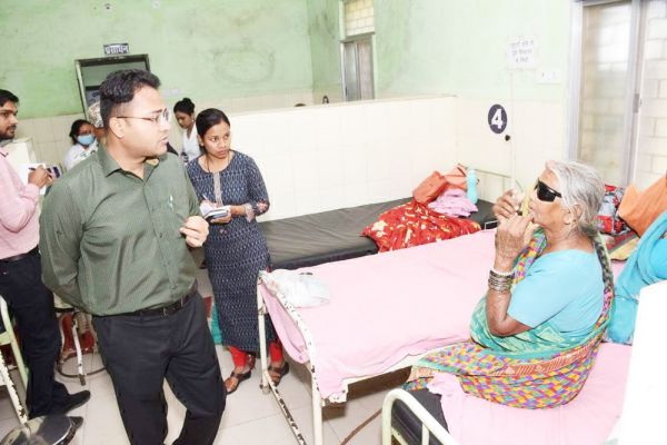 कलेक्टर ने जिला अस्पताल का किया निरीक्षण, खाना की क्वालिटी पर सीएस को फटकारा