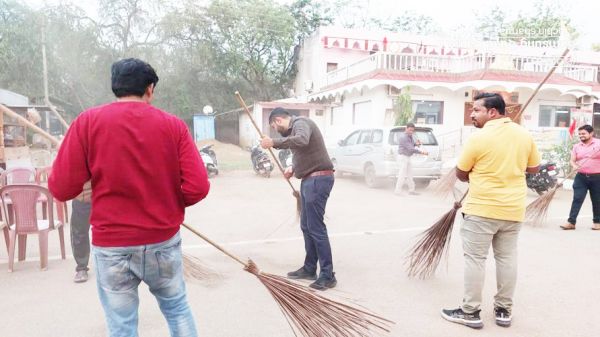 अधिकारी-कर्मचारियों ने की मंदिर परिसर की सफाई