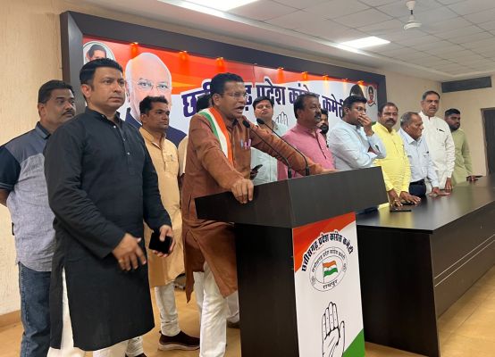 राहुल के समर्थन में सत्याग्रह ...