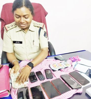 खेत में जुआ खेल रहे 11 आरोपी पुलिस के हत्थे चढ़े