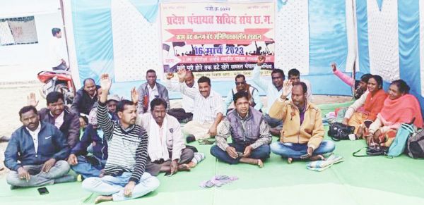 शासकीयकरण की मांग को ले सचिवों की बेमुद्दत हड़ताल