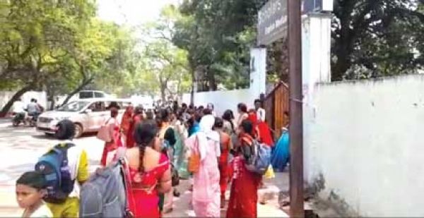 सीएम से मुलाकात के लिए पहुंची महिलाओं को सुरक्षा स्टाफ ने चलता किया