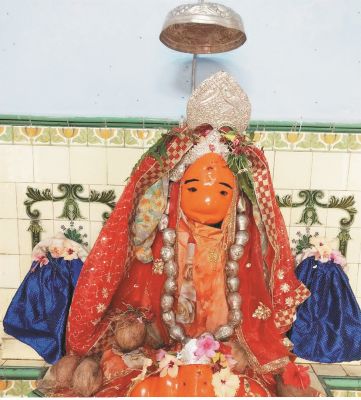 रियासत कालीन दन्तेश्वरी मंदिर में भक्तों ने टेका मत्था