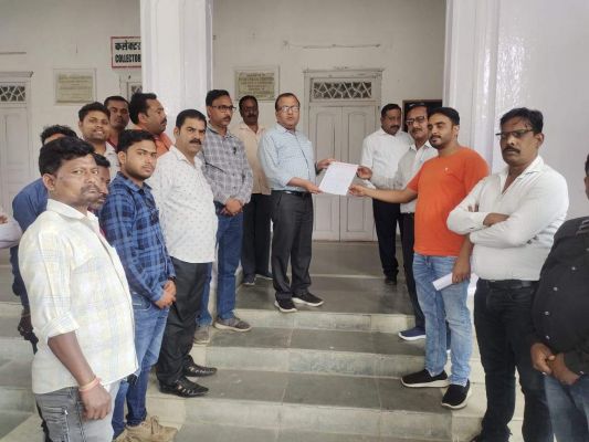 अनियमित एवं संविदा कर्मियों के नियमितिकरण के लिए सूची भेजने सौंपा ज्ञापन