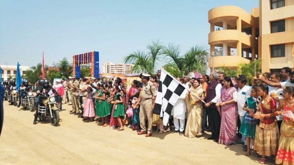 बृजमोहन ने झंडा दिखाकर महिला कमांडो को जगदलपुर किया रवाना