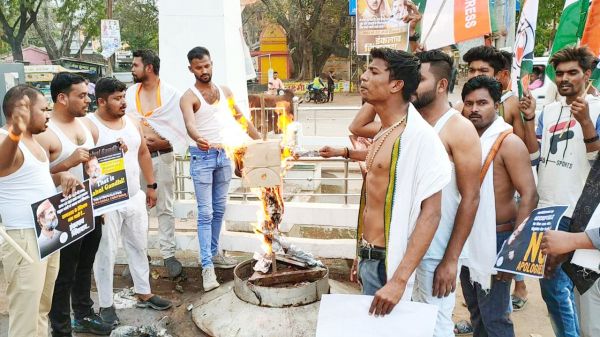 अर्धनग्न हो युवा कांग्रेसियों का प्रदर्शन, बारी बारी कर 11 पुतलों का दहन