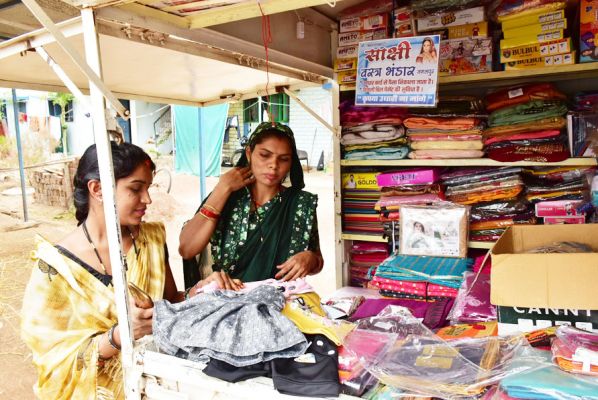 चलित वाहन में रेडिमेड कपड़े की दुकान से बढ़ी आमदनी, प्रतिमाह 9 हजार की हो रही आमदनी