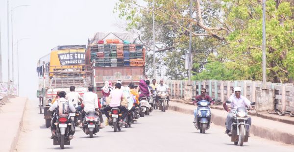 ओवरब्रिज में वाहनों का बढ़ा दबाव  रेल्वे क्रॉसिंग में निर्माण कार्य जारी