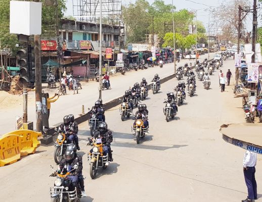 सीआरपीएफ की महिला जवानों का काफिला धमतरी से होकर पहुंचा जगदलपुर