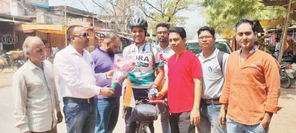   सायकल यात्री शिक्षक साथी का भटगांव में स्वागत