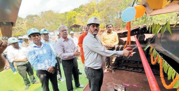 मुख्य महाप्रबंधक ने फीता काट मशीन को मांइस के उत्पादन के लिए खदान रवाना किया   