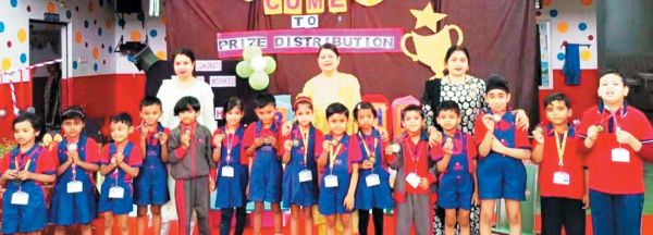 प्ले स्कूल में पुरस्कार वितरण समारोह