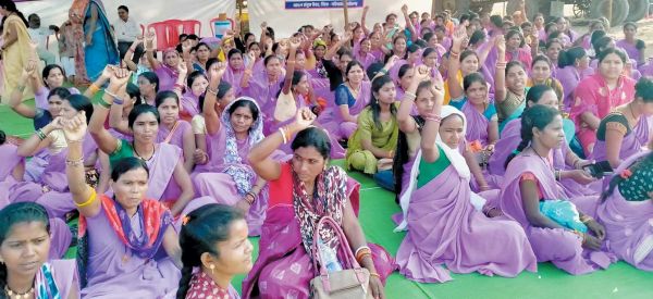  मांगों को लेकर बिहान की महिलाएँ धरने पर