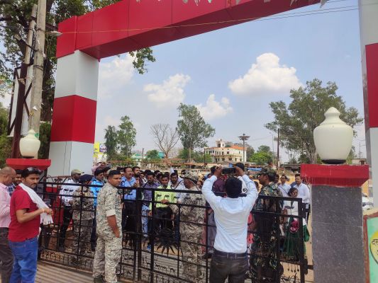 कोरोना टीकाकरण प्रोत्साहन राशि का भुगतान नहीं, सामुदायिक केंद्र का घेराव कर नारेबाजी