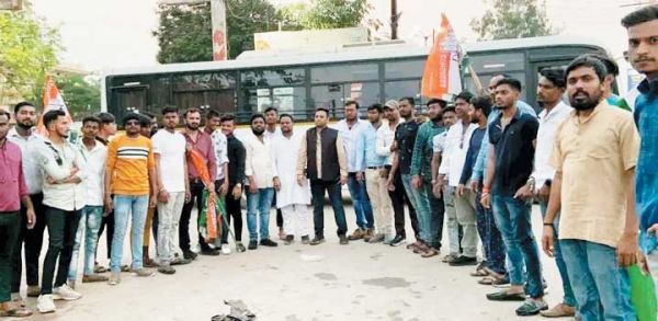 युवा कांग्रेस के कार्यकर्ताओं ने फूंका पीएम का पुतला