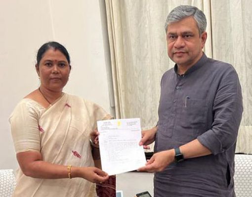  रेल मंत्री से मिली सांसद गोमती 