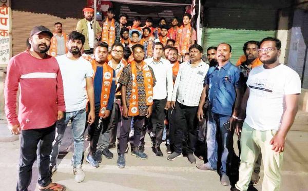 युवाओं ने ली शिवसेना की सदस्यता