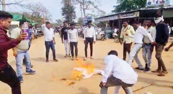 युवा कांग्रेस व एनएसयूआई के कार्यकर्ताओं ने प्रधानमंत्री का पुतला फूंका