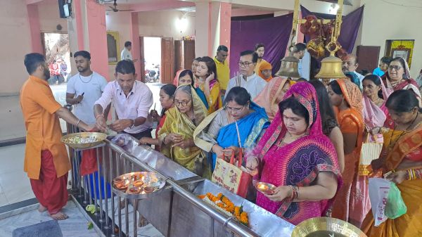 पंचमी पर विशेष श्रृंगार के साथ पूजा-अर्चना