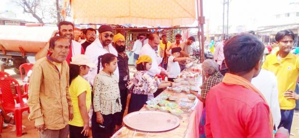 झूलेलाल जयंती पर प्रसादी का वितरण