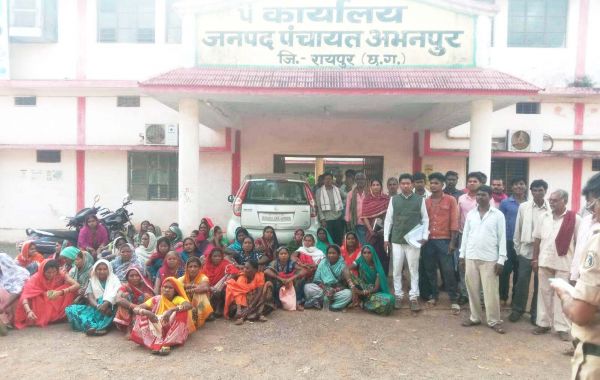 फर्जी हाजिरी को लेकर रोजगार सहायक को बर्खास्त करने की मांग