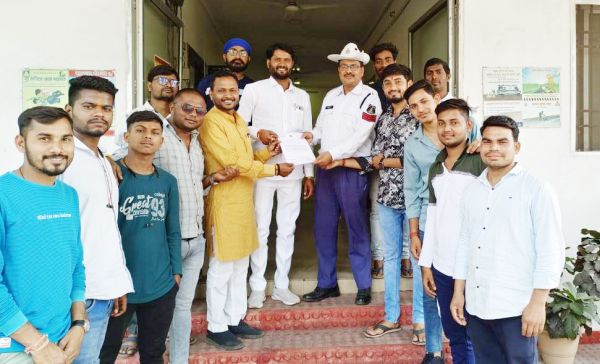 फुण्डहरवासियों को ई-चालान से निजात दिलाने यातायात पुलिस अधीक्षक को सौंपा ज्ञापन