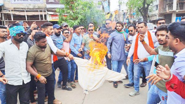 भाजयुमो ने राहुल-सीएम का फूंका पुतला