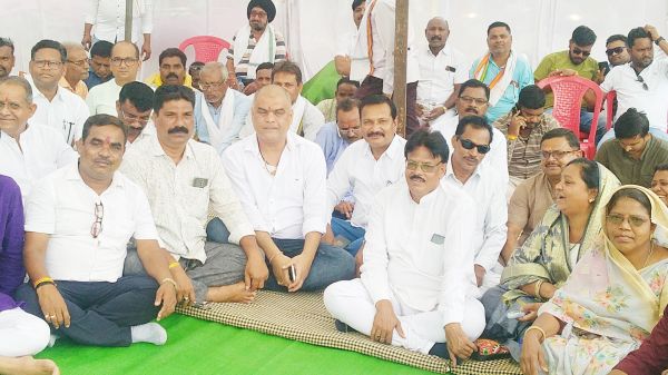 गांधी की मूर्ति के सामने बैठकर सत्याग्रह, मोदी पर कांग्रेसियों ने लगाए आरोप