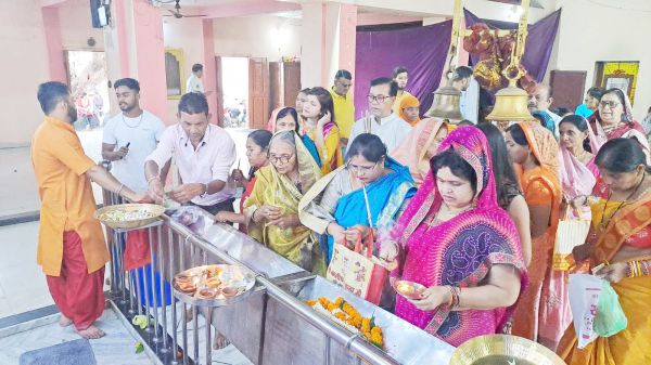 पंचमी पर विशेष श्रृंगार के साथ पूजा-अर्चना