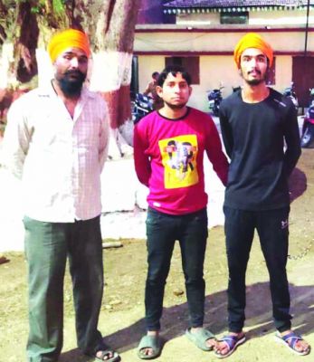 सूने घर से चोरी करने वाले पिता -पुत्र साथी समेत गिरफ्तार