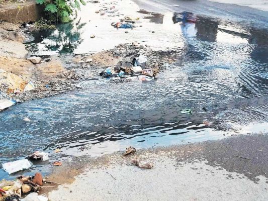  सुघ्घर रईगढ़ के स्लोगन का मुंह चिढ़ा रहा चक्रपथ का गंदा नाला