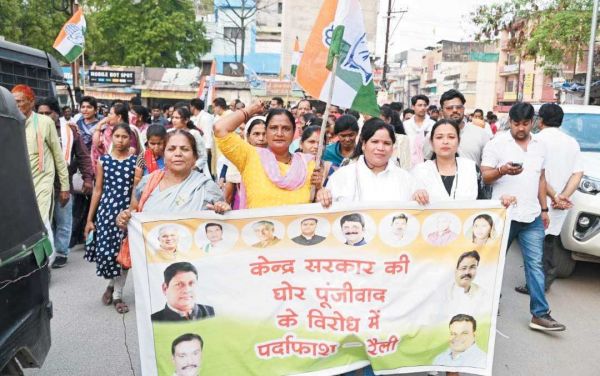 राहुल की संसद बर्खास्ती से बौखलाए कांग्रेस, पीएम का पुतला फूंका