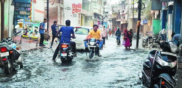 हवा के साथ बारिश, निचली बस्तियों में भरा पानी