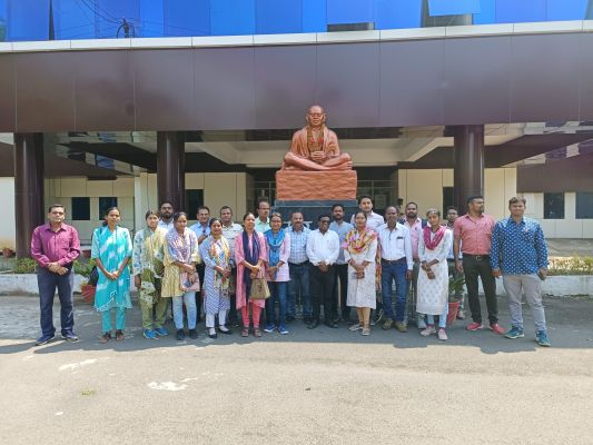 निलंबित पटवारियों की बहाली की मांग, कलेक्टर से मिले पटवारी